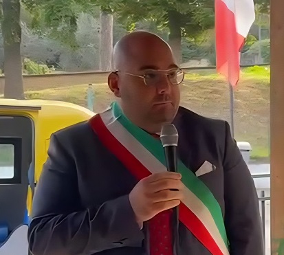 Immagine di copertina: Montefredane, il sindaco Aquino blocca il concerto del rapper Frezza